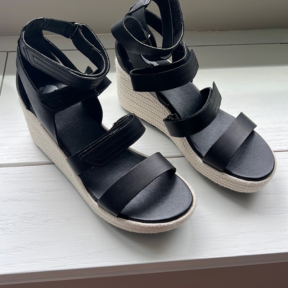 Sorel Womens Cameron wedge multi strap sandal never been worn